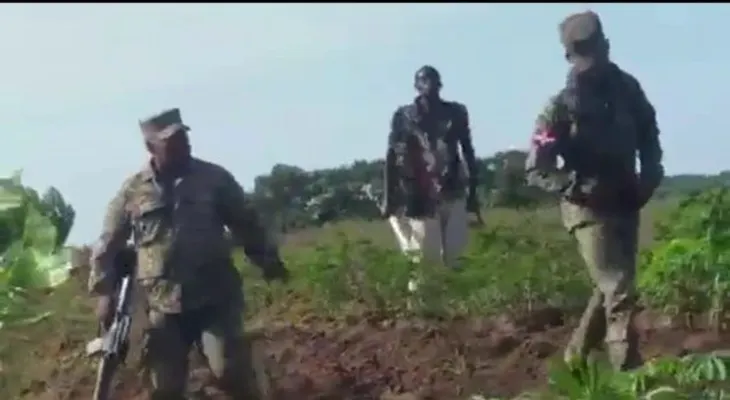 Haitiano con machete amenaza a dos militares; lárguense, buenos M"...