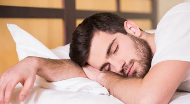 Los hombres y las mujeres infieles prefieren dormir del lado derecho de la cama