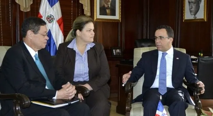 Canciler Navarro recibe a funcionario de Sudáfrica
