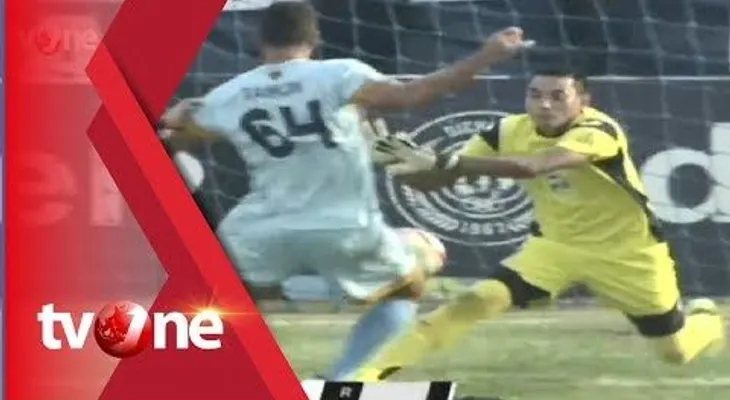 FUERTES IMAGENES: Portero muere tras chocar con un compañero en pleno partido (VIDEO)