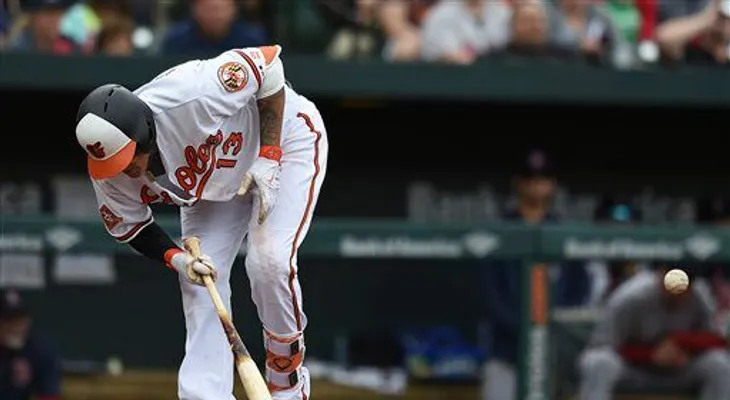 Pitcher golpea intencionalmente al dominicano Manny Machado durante juego