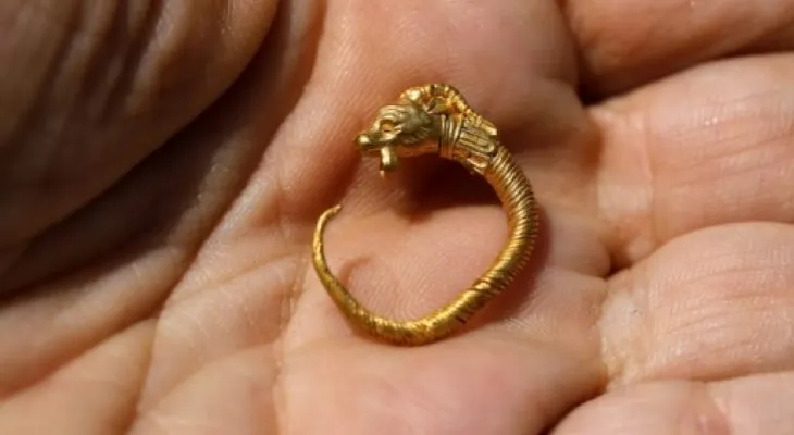 Arqueólogos desvelan un pendiente de 2.200 años hallado en Jerusalén