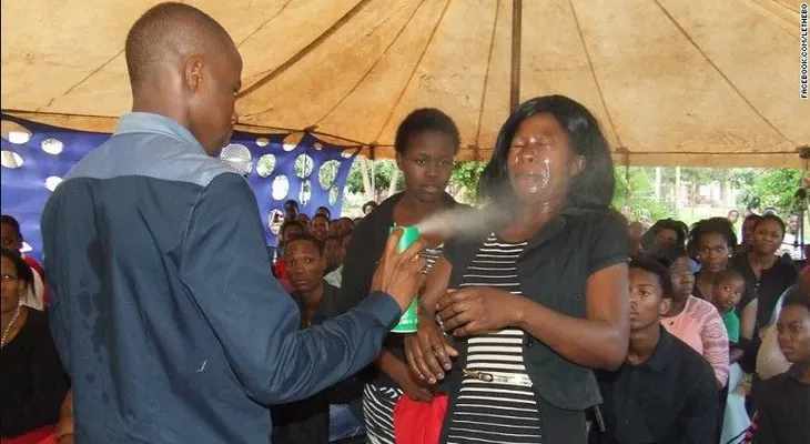 Pastor sudafricano rocía insecticida sobre feligreses para 'sanarlos'