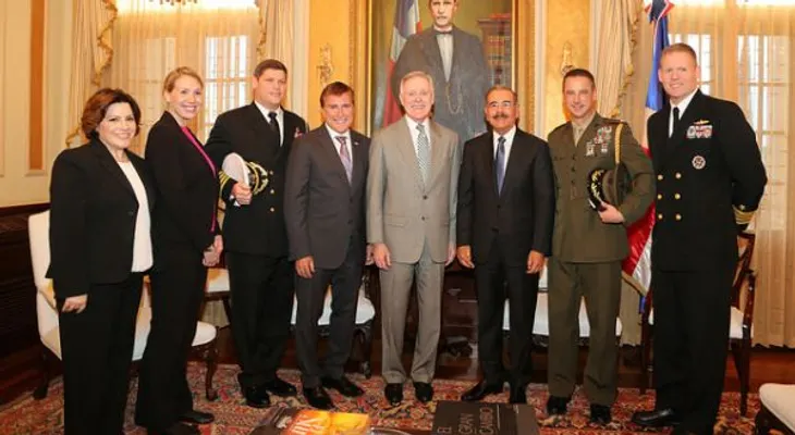 Secretario de la Armada de EE. UU. visita a Medina