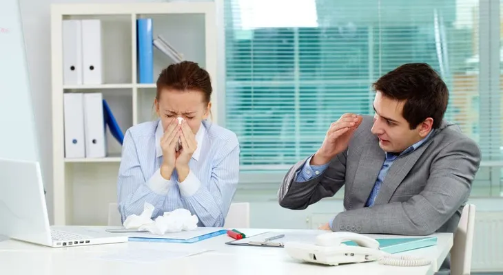 ¿Cuánto dura un germen en el aire tras un estornudo?