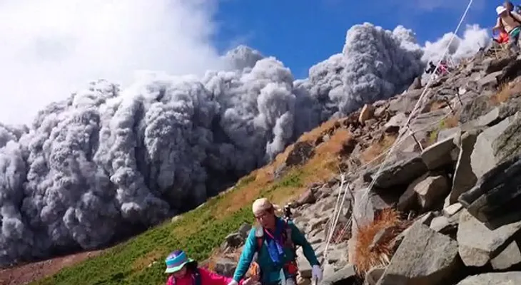 Video, Foto: 1 muerto y 70 heridos por  erupción volcán en Japón 