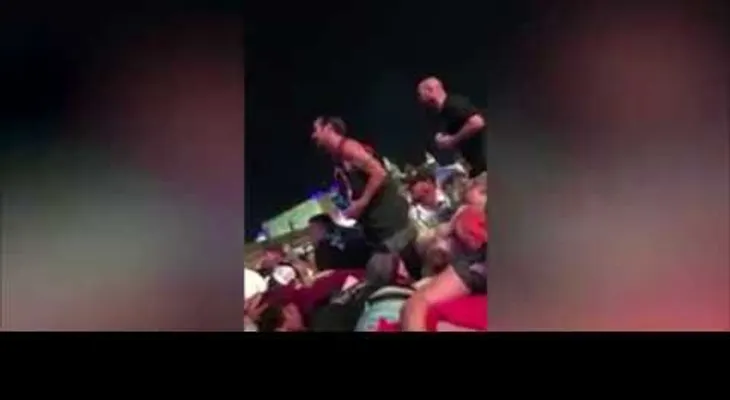 Un asistente al festival en Las Vegas le muestra el dedo medio al tirador durante la masacre