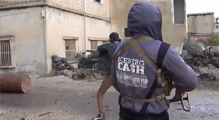 Fuertes imágenes: Un rebelde sirio es alcanzado por disparos en medio de un intenso tiroteo