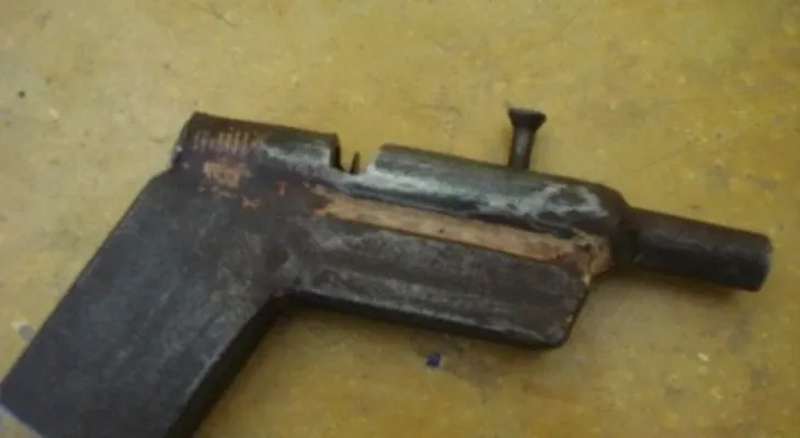 Hallan dos armas de fabricación casera en baño de hospital 