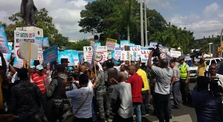 Sindicalistas protestan frente al Palacio contra ley de Servicio Nacional de Salud