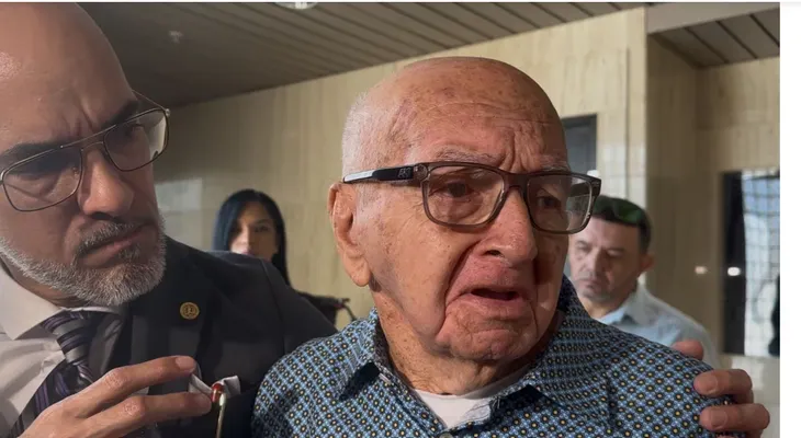 Defensa pide retirar grillete electrónico a acusado de 91 años