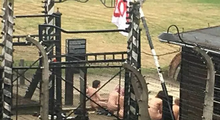 Conmoción mundial por la profanación de Auschwitz: arrestaron a 14 personas por desnudarse, encadenarse y degollar un cordero en el ex campo de exterminio nazi