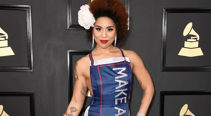 El vestido a favor de Donald Trump que acaparó todas las miradas en los Grammy 2017
