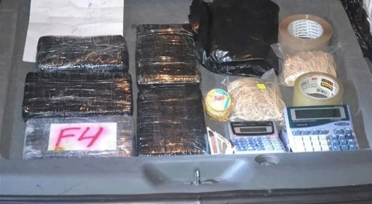 DNCD decomisa 5 paquetes de cocaína en una yipeta en Los Cacicazgos