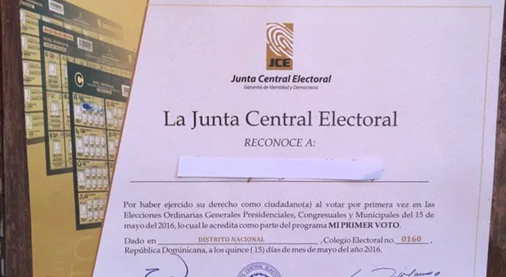 JCE entrega certificado a los que votaron primera vez