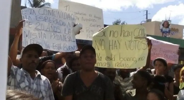 En Punta de Villa Mella protestan por mal estado de calles