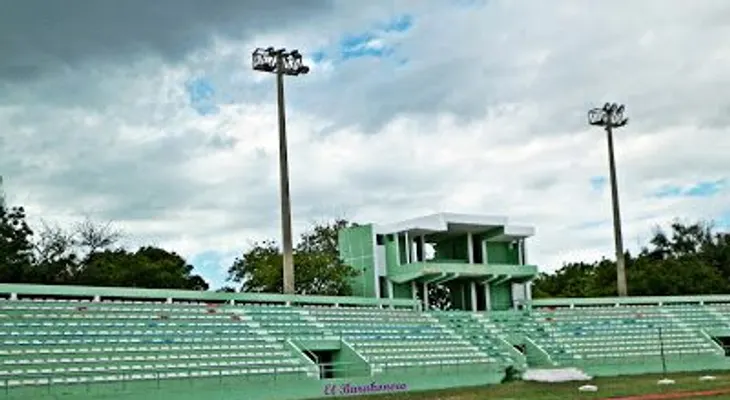 Estadio Olímpico de Villa Central, Barahona, se cae a pedazos sin usar