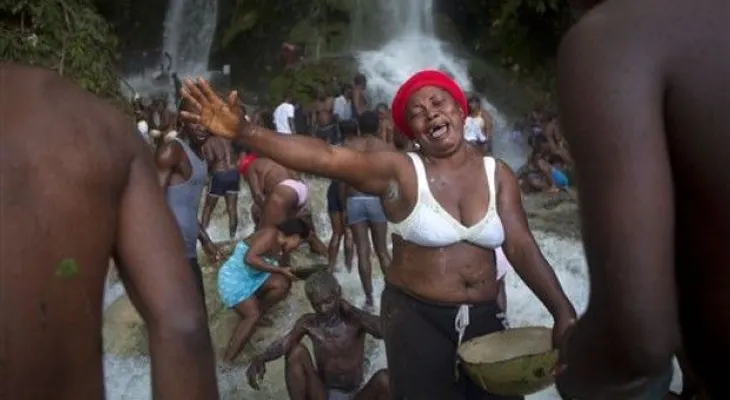 Haitianos celebran rito vudú en una cascada