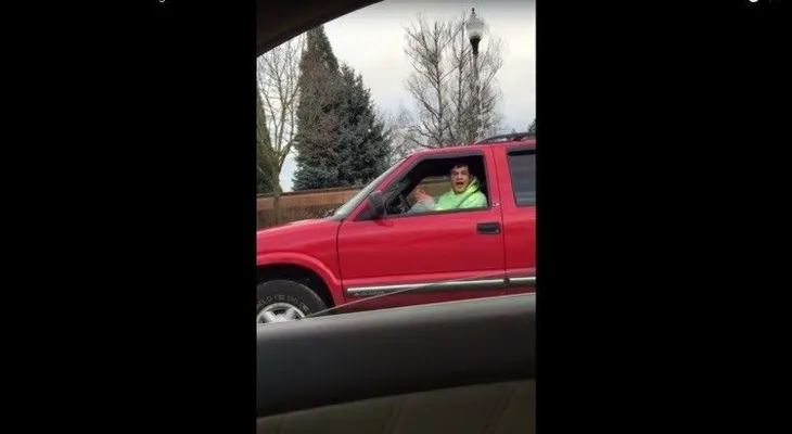 Despiden un plomero por insultar a una mujer árabe (creyendo que era hispana) (VIDEO)