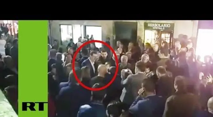 Un joven le rompe las gafas a Rajoy de un violento puñetazo (VIDEO)