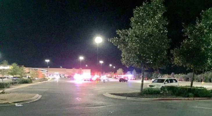 Encuentran 8 muertos dentro de camión estacionado en un Wal-Mart en Texas