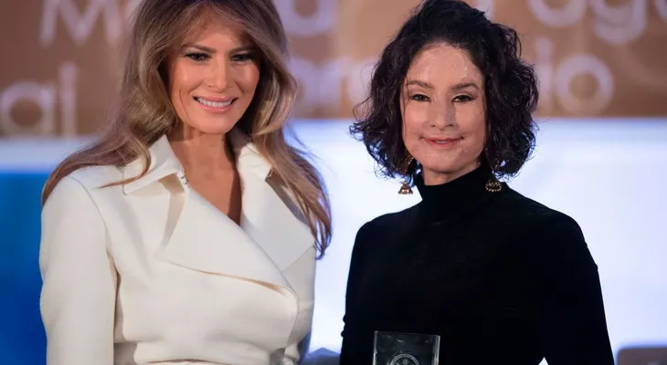 Melania Trump le entregó un reconocimiento a Natalia Ponce de León, víctima de ataque con ácido