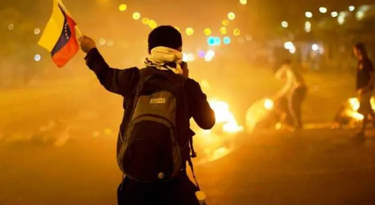 Violentos incidentes al anochecer en Caracas