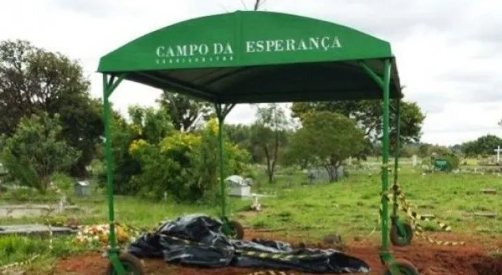 Cura cae a tumba cuando realizaba un entierro en Brasil 