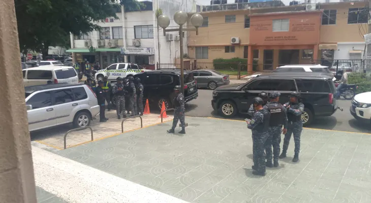 Policía intenta llevarse a testigo Willy Feliz en el Palacio de Justicia durante juicio por intento de homicidio