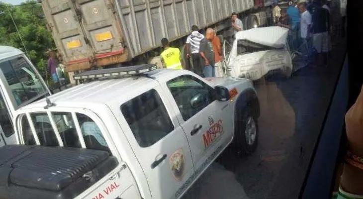 Triple choque deja cinco muertos y al menos 30 heridos en Baní, municipio cabecera provincia Peravia, República Dominicana