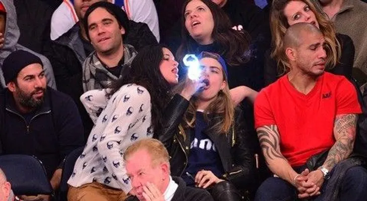 Fotos: Michelle Rodriguez borracha y besandose con la modelo Cara Delevingne en partido de los Knicks