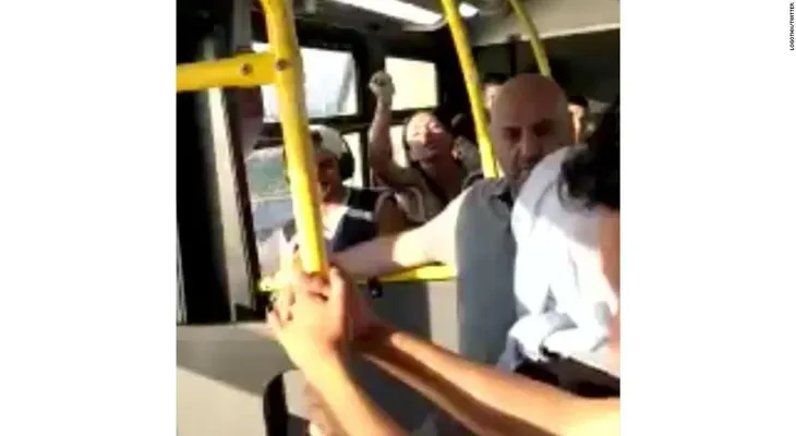 "ICE debe llevarse a sus hijos", dice una pasajera de autobús a otra con un velo en la cabeza