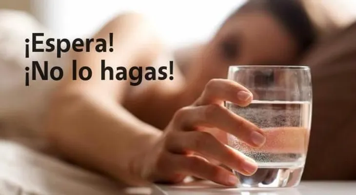 Descubre por qué no deberias beber el agua que dejaste al lado de tu cama