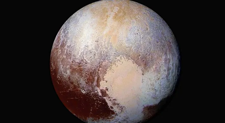 Científicos afirman que Plutón y la Luna deberían considerarse planetas