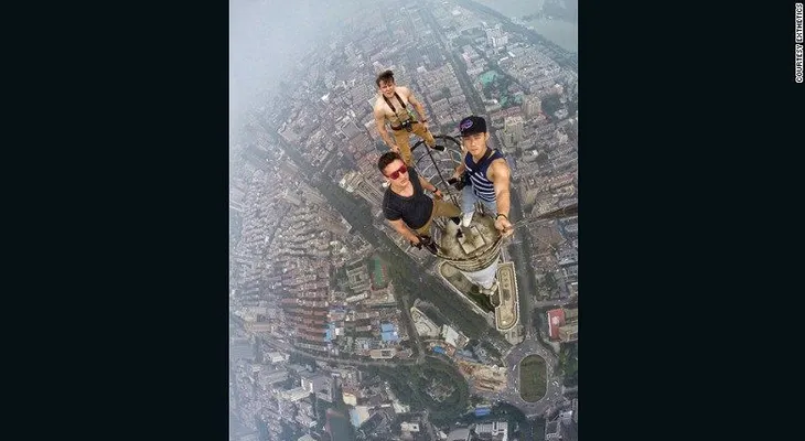 Rooftopping, el pasatiempo extremo de escalar edificios con las manos