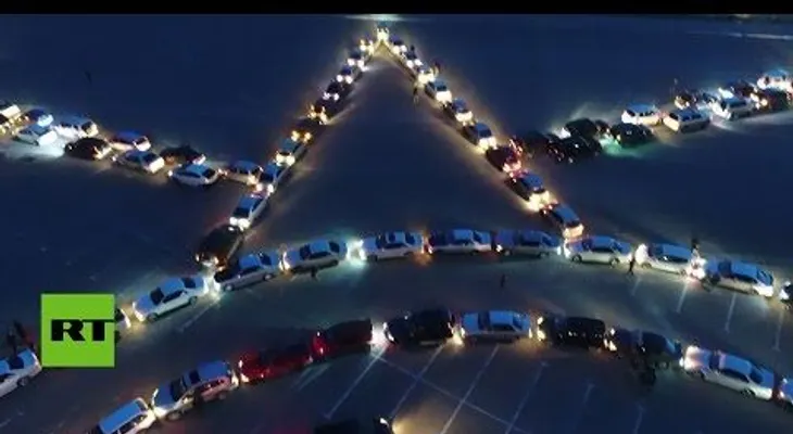 Estos 600 autos alineados formaron algo que solo se puede ver desde las alturas