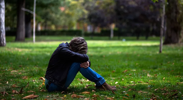 Jóvenes que se autolesionan son más propensos a hacer delitos violentos