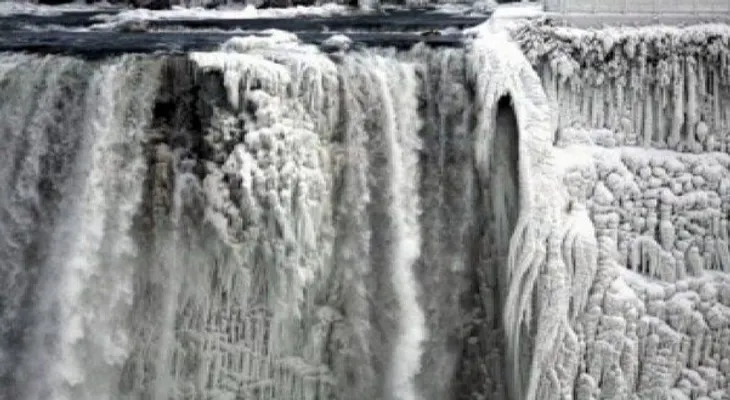 Ola de frío en E.E.U.U congeló las cataratas del Niágara 