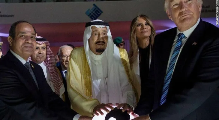 Trump toca un globo terráqueo en Arabia Saudita e internet enloquece