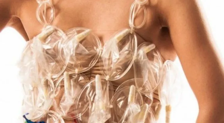 Diseñan vestido con condones para concienciar sobre el Sida