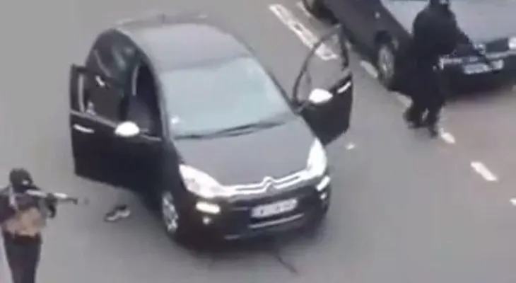 Primeras imágenes del ataque contra sede de una revista satírica en París (VIDEO FUERTE)