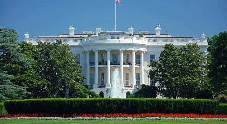 Trump quiere que le pintaran la Casa Blanca antes del 20 de enero...jajaja...