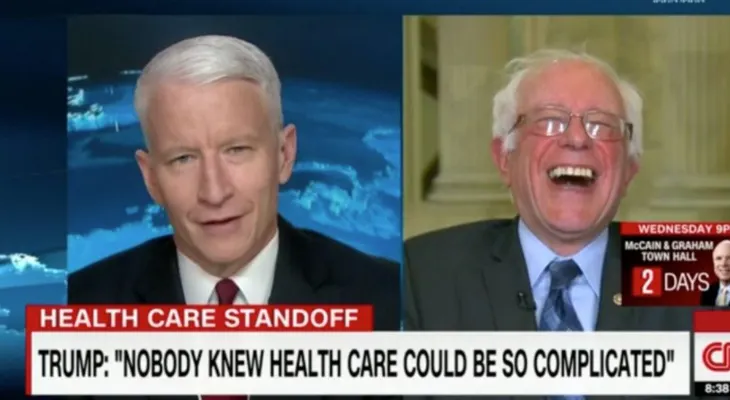 Sanders se burla de que Trump haya dicho que nadie sabía que el sistema de salud era "tan complicado"