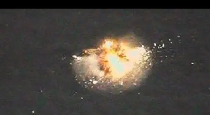 El momento en que un caza ruso Su-30SM destruye un buque