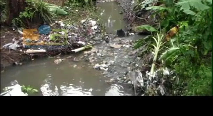 Encuentran cadáver de otro menor ahogado; reclaman puente (VIDEO)