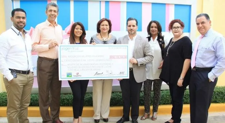 Yogen Fruz entrega donativo para detección cáncer de mama 