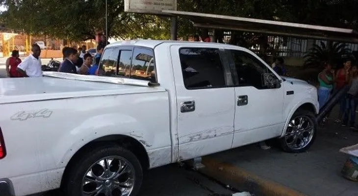 Camioneta colisiona con 4 de 5 vehículos y destruye parada de la Omsa