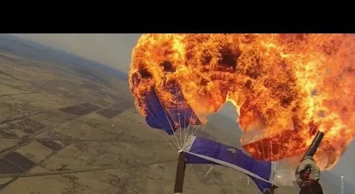 Prende fuego a su propio paracaídas en pleno vuelo (VIDEO)