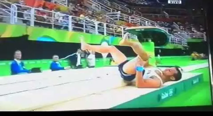 La impactante imagen recorre el mundo! Gimnasta francés se rompe la pierna (VIDEO)