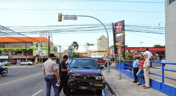 Camioneta del 911 choca yipeta al cruzar en rojo cuando acudía a llamada 